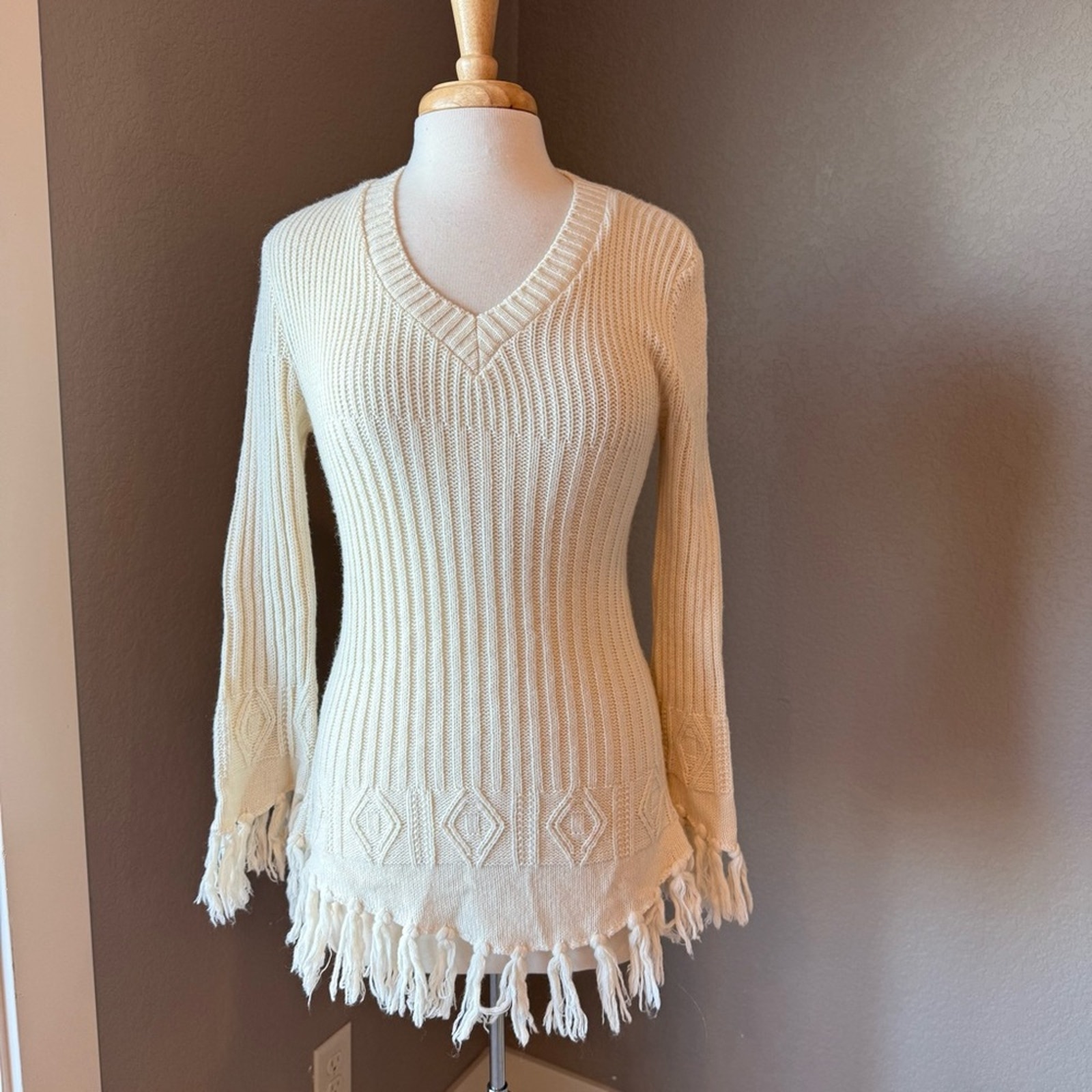 Sharagano Paris Cream V-Neck Sweater With Fringe Small